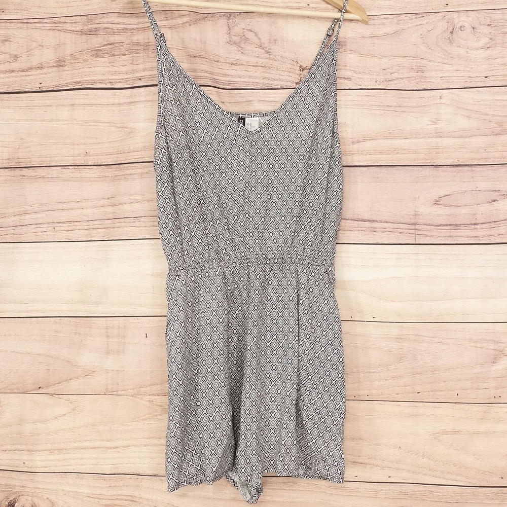 New! H&M Romper Womens 10 Black White Geometric Sleeveless V-Neck Elastic Waist